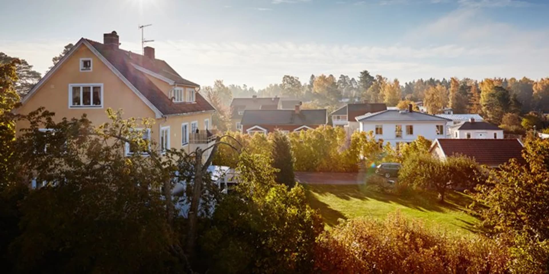 Solen skiner starkt över ett bostadsområde.